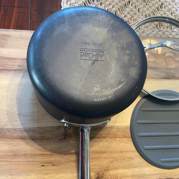 All-clad Essentials 2.5 saucepan with lid and trivet - Picture 5 of 10